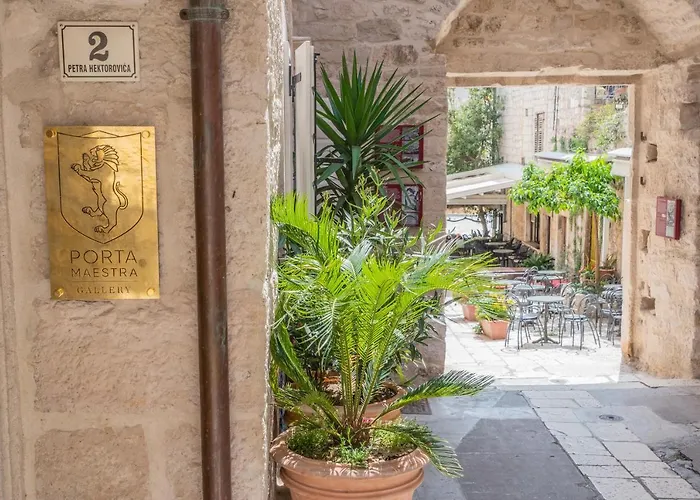 Porta Maestra Hvar Town